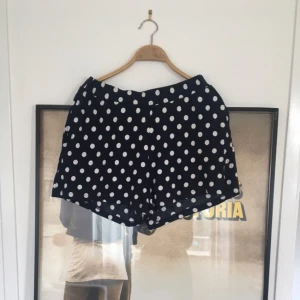  - PRICKIGA mörkblå bomullsshorts från Weekday. Ser ut som en kjol ur många vinklar. Supersöta! 🐩