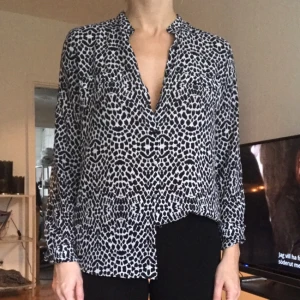  - Polyester blus ifrån Mango. Har knappar hela vägen. Jag betalar frakt och har swish 