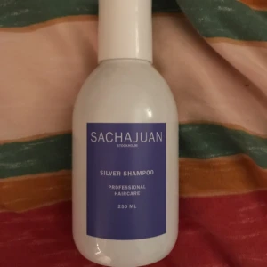  - Oöppnad och helt nytt silvershampoo! Bleker håret och ger det en kallare, silvrig ton