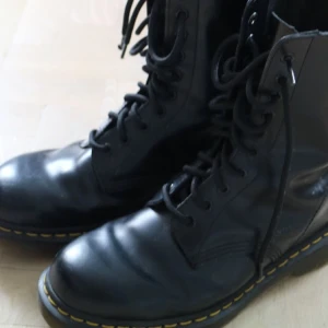  - Använda två gånger:) Ett par 10 hole Dr.Martens, model 1490 Köpta för 1,500 kr