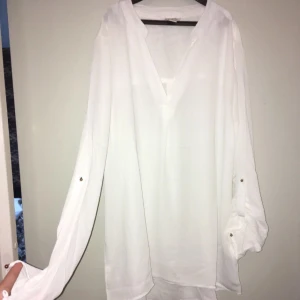  - Jättefin vit blus med ärmar man kan knäppa upp eller låta vara, köparen står för frakt 