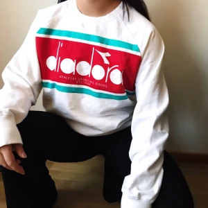  - Sweatshirt från Diadora. Tröjan är unisex och passar M-L  Säljes för 250kr (ord pris, 699) frakt tillkommer.  Betalning sker via swish.