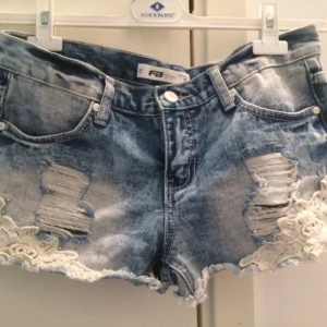  - Säljer dessa byxor eftersom att de har blivit för små😘