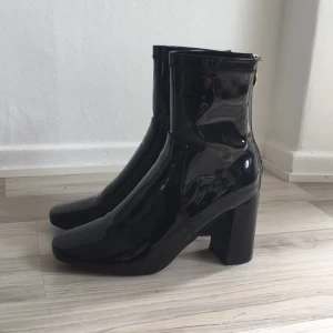  - Skitsnygga lackboots från asos i stl 39! ✨använda kanske 2 gånger och säljes pga för små för mig 