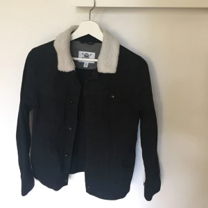  - Svart jeansjacka med vit luddig krage, köpt i new york. 
