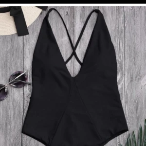  - Beställde dubbelt så har en extra som jag inte behöver, den är öppen i ryggen. Baddräkten jag säljer är helt oanvänd otestad.   Storlek S 