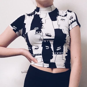  - Polo från monki, använd några gånger, stretchigt material. Köparen står för frakt✨