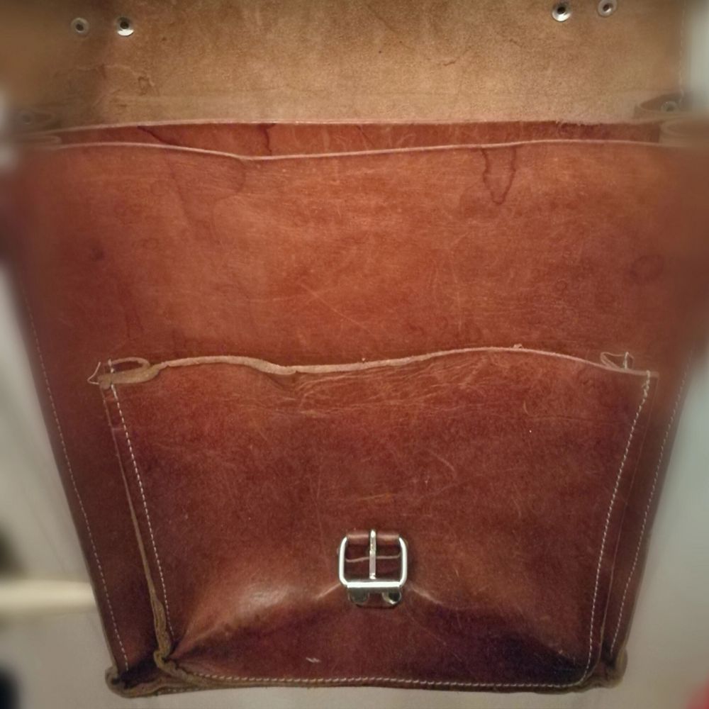 Välsydd konjaksfärgad läderväska med 2st stora fack och ett mindre. Justerbar axelrem. B 26cm H 29 cm D 10 cm. Väskor.