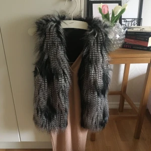  - Helt oanvänd, jättefin pälsväst från H&M i storlek 34. Fuskpäls!