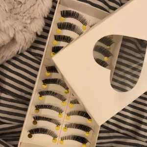  - En söt box med 10 par lösfransar. NYA! Frakt på 7kr tillkommer❤️