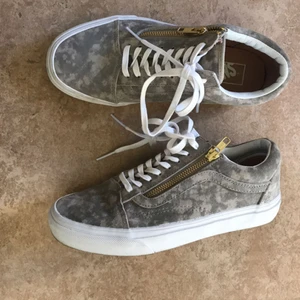  - Vans i mocka med guld dragkedja. Ändats använda en gång. Jag betalar frakt och har swish. 
