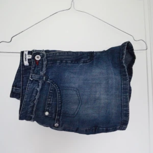 - Shorts från DKNY. Supersnygga som jag tyvärr växt ur. Kan skickas eller mötas upp i Stockholm.