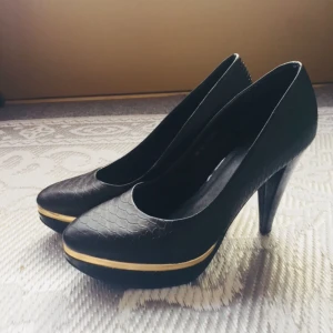  - OBS! Stor 40:a. Något använd vid finare tillfällen och behandlats med varsamhet. Säljs pga storlek som är lite för stor, annars mycket snygga. Klackhöjd: 9cm  Kontakta mig vid frågor. ☺️