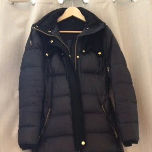  - J Lindeberg vinterjacka storlek 36 Köpte jackan för 4999kr i Sture Gallerian 