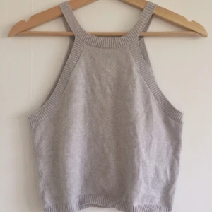  - Magtröja med fin detalj vid halsen. Aldrig använd!