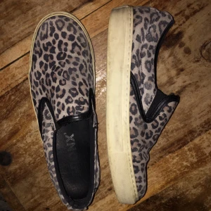  - Leopardmönstrade sneakers i slip on-modell från Bronx. Strl. 39