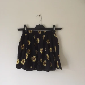  - Solroskjol i bra skick!🌻  Möter i söderort eller postar!