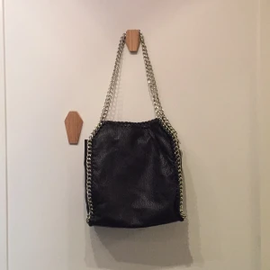  - Snygg väska med kedjor! Frakt tillkommer 