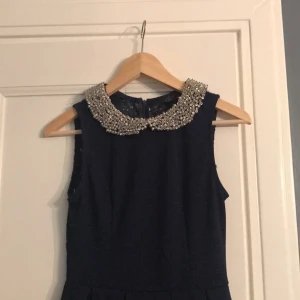  - Blå klänning med "pärlkrage". Spets i ryggen (kan skicka bild!). Ej mycket använd. 