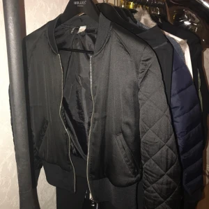  - Säljer en vanlig, lite finare modell bomberjacka. Från h&m tror att det är storlek 38, men passar såklart allt från 32-38/40