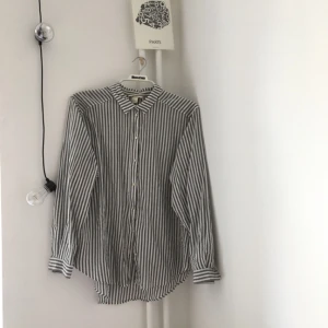  - Grå/vit-randig skjorta som funkar både på större och mindre storlekar. Jag bar den lite oversized, vilket var supersnyggt! Möts gärna upp i Göteborg, annars tillkommer frakt. Har swish! 