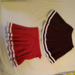  - 70 kr st + frakt!! Två superfina cheerleading kjolar praktiskt sett toppskick! Den röda har dragkedja o skulle säga att den är st s-m. Den vinröda/lila har resår och är en xs. Kan mötas upp i Stockholm eller frakta.säljer pga kan inte ha längre.