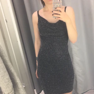  - Glittrig klänning, endast använd en gång.  Mötas upp i Stockholm annars betalar köparen frakten. 🌸