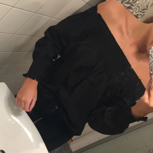  - Helt oanvänd offshoulder blus från Zara 👚 Spontan köp som blev för stor ✨
