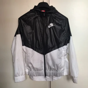  - Storleken är L den är i bra skicka, köpte den för 3 månader sen! 