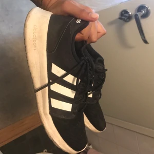 Adidas - Adidas svart välanvänd storlek 40 passar till dom som har 38-39.