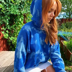 Blåblekt hoodie i Storlek xs, men skulle mer säga en M eftersom den är stor i modellen. Galet fin!!!! 💙 