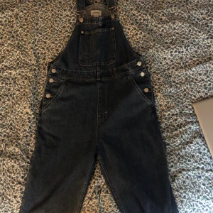 Hängselbyxor från Monki - Klassiska mörkblå hängselbyxor från Monki. Vardagliga och sköna! Priset inkluderar frakt! 