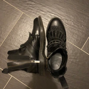 Boots från dr martens - Boots från dr martens köpta second hand. Jättesköna och inte allt för slitna! Frakt är inräknat! 