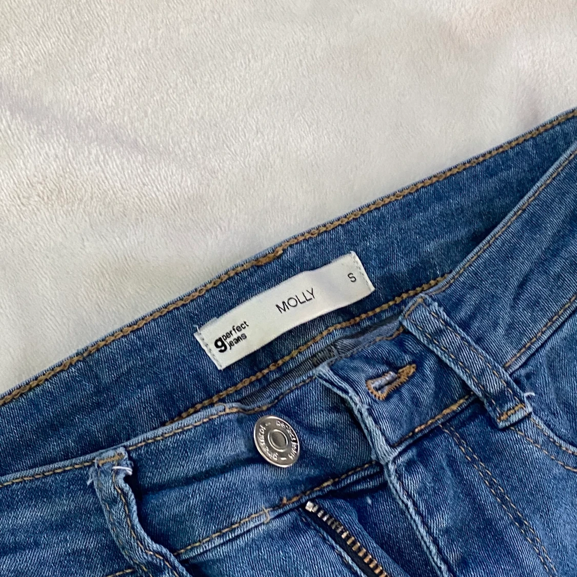 Blåa skinnyjeans från ginatricot  - 91