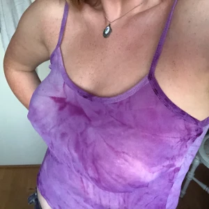 Tiedye linne i lila - Säljer detta superfina linne som jag har färgat själv 💕🌿 det är i jättefint skick 🧞‍♂️🌸 priset är förhandlingsbart