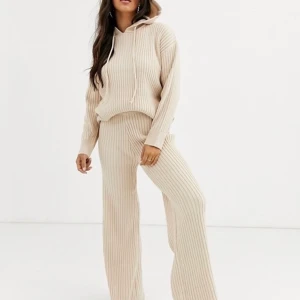 Ribbad set från Asos - Jättefin ribbad set från Asos. Helt ny med prislappar kvar. Storlek L, men liten i storleken så den passar S/M. Nypris var 450, kan tänka mig 300. Kan även diskuteras vid snabb affär! 