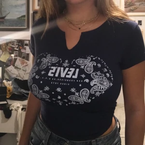 Levis tshirt - Levis tshirt mörkblå. Superfint skick