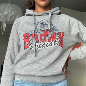 Hoodie från Gina tricot, stl. S - 1 år gammal. Passar även personer som har storlek medium. Möts gärna upp i Stockholm (då gäller swish), men annars betalar du frakt.💞