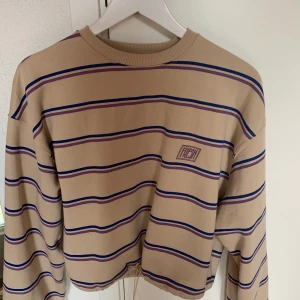 Junkyard  - Snygg och mysig sweatshirt från Junkyard. Använd ca 3 gånger och materielet inuti är 🥺🥺. Den är i gott skick💞 