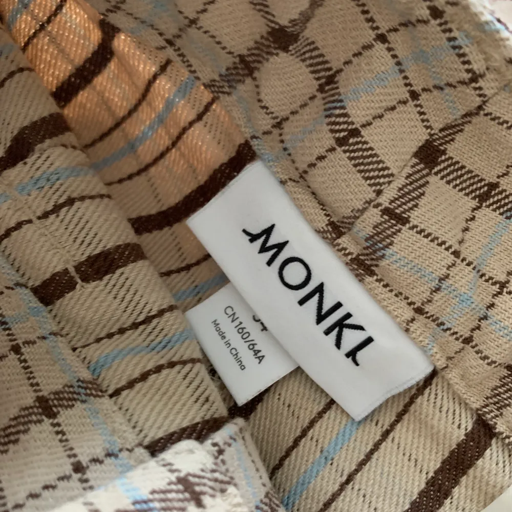 Fina byxor från Monki i strl 34, endast använda två gånger 🦋💕 frakt tillkommer😇. Jeans & Byxor.