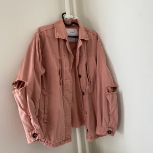 Cool jacka från Pull&Bear - Jeansjacka från Pull&Bear i fin rosa färg. Hål vid armbågar. Kan mötas upp i Halmstad, annars står köpare för fraktkostnad.