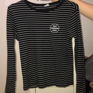 Gina Tricot Tröja  - Använd 2-4 gånger men tvättat 1 gång oc legat i garderoben. För fler bilder skicka ett meddelande. Frakt står ni för. Pris kan diskuteras 