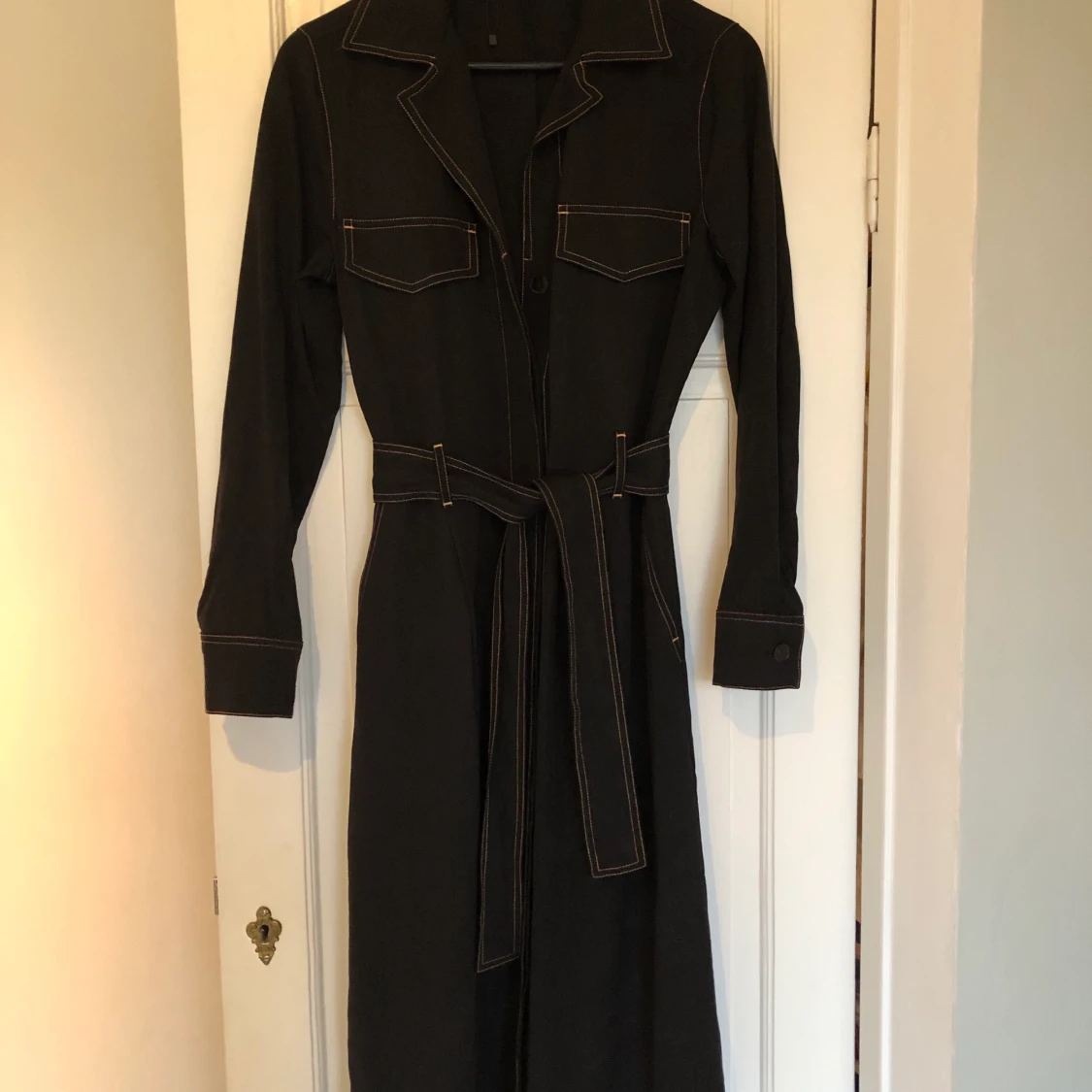 Svart långärmad skjortklänning - 91