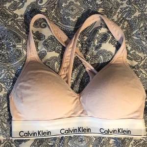 Rosa Calvin Klein BH - Säljer min knappt andvända rosa Calvin Klein BH då jag redan har en likadan i grå. Storleken är S och passformen är bra. Den har brottarygg och små inlägg och sitter skönt på. Buda i kommentarerna 