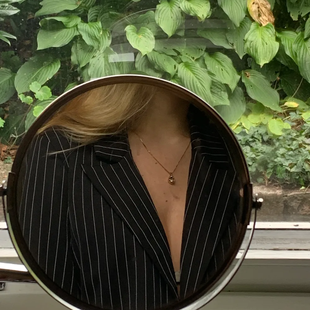 Superfin streckad blazer från missguided som passar både till vardag och fest (funkar även som jacka) !! Är i nyskick eftersom den endast är använd en gång, köparen står för frakten . Kostymer.