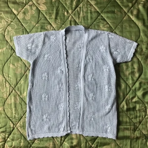 Baby blå virkad kosta i storlek S-L - En jätte fin virkad baby blå/ ljusblå kofta som är uppskattad att passa någon från S till en liten L✨ köparen står för frakten annars möts vi i slussen 🌸