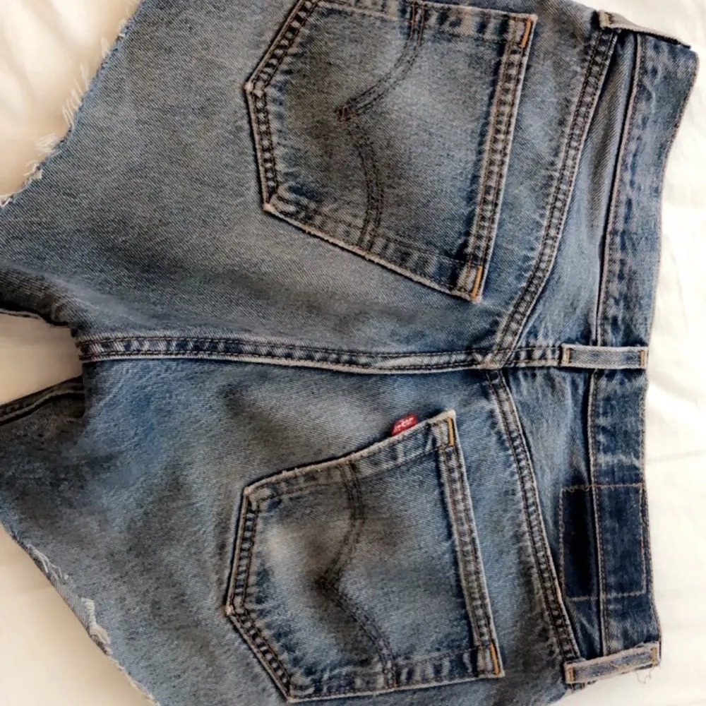 Säljer mina avklippta Levis-jeans som jag gjort om till shorts, strl 36/38. Jeans & Byxor.