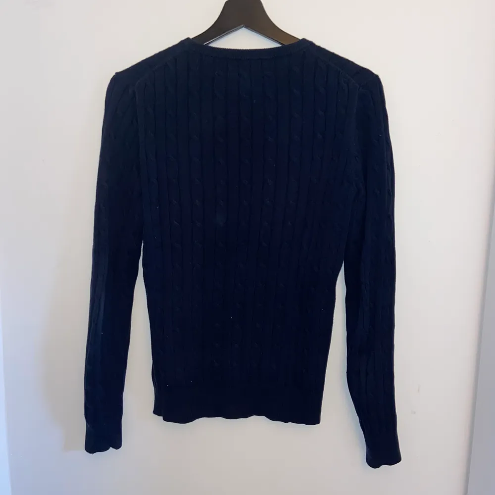 Kabelstickad marinblå tröja från Gant. Superskön, mysig och sparsamt använd. Köparen står för frakr🦋. Stickat.