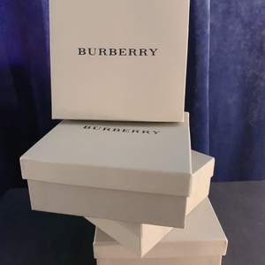 Säljer äkta Burberry askar, prydnad eller förvaring för smycken etc. Du får 2 lådor för 100kr. Frakt tillkommer  ev avhämtning 