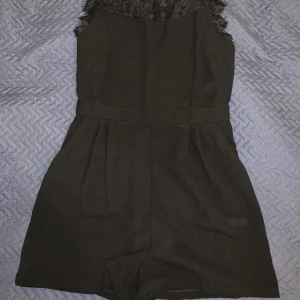 Svart jumpsuit från New Yorker - Bra skick, använd 1 gång. Storlek 38/S
